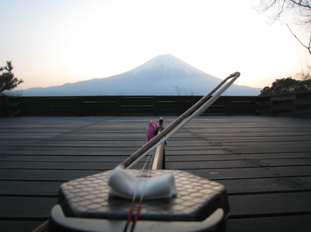 日月倶楽部の能舞台で富士山のご来光を浴びる二胡