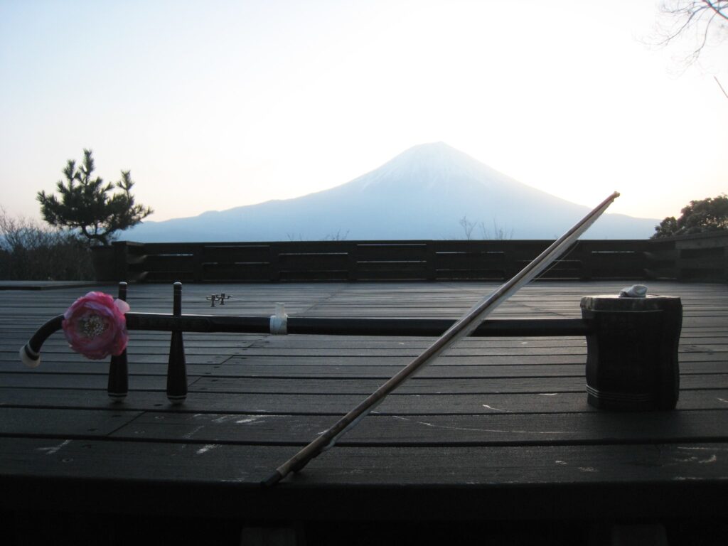 日月倶楽部の能舞台で富士山ご来光を浴びる二胡